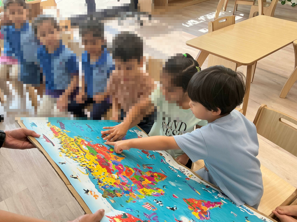 두바이 학교 세계지도 놀이모습입니다.